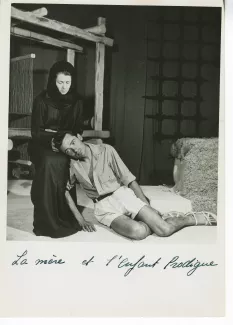 photographie de Pierre Viala (le fils prodigue) et Denise Bailly (la mère) dans la pièce Le Retour de l’enfant prodigue d'André Gide, au Théâtre des Mathurins, juin 1949