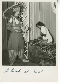 photographie de Jean-Marc Lambert (le prévôt) et de Muni (Amal), dans la pièce Amal et la Lettre du roi de Rabindranath Tagore, au Théâtre des Mathurins, juin 1949