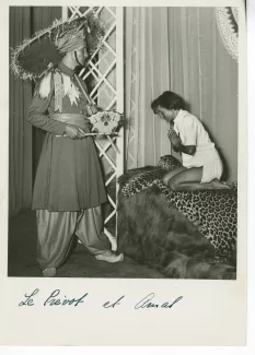photographie de Jean-Marc Lambert (le prévôt) et de Muni (Amal), dans la pièce Amal et la Lettre du roi de Rabindranath Tagore, au Théâtre des Mathurins, juin 1949