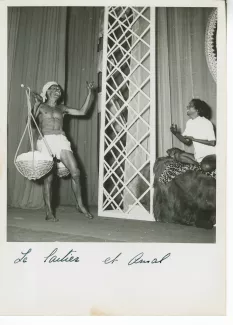 photographie de Pierre Viala (le laitier) et Muni (Amal), dans la pièce Amal et la Lettre du roi de Rabindranath Tagore, au Théâtre des Mathurins, juin 1949