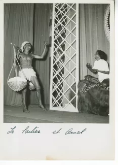 photographie de Pierre Viala (le laitier) et Muni (Amal), dans la pièce Amal et la Lettre du roi de Rabindranath Tagore, au Théâtre des Mathurins, juin 1949