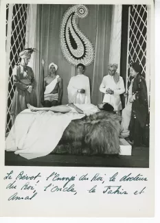 photographie de Jean-Marc Lambert (le prévôt), Georges Galley (le messager du roi), Maurice Petitpas (le médecin du roi), Charles Nissar (Madhav), Jean Marchat (Gaffer) et Muni (Amal), dans la pièce Amal et la Lettre du roi de Rabindranath Tagore, au Théâ