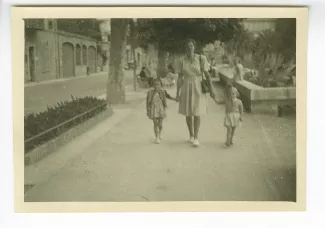 photographie d'une femme et deux enfants, marchant dans la rue