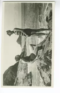 photographie d'Ethel Witehorn, à droite, et Miss Todd, la nurse anglaise de Catherine Gide, assise sur un rocher, au bord de la mer, juillet 1931