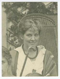 photographie de Suzanne Schlumberger, sur les marches de la propriété de Braffye (ferme du château du Val Richer), pour l'anniversaire de mariage de Jean et Clarisse Schlumberger, 1er juillet 1922