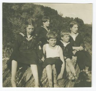 photographie montrant, de gauche à droite, Sabine Schlumberger, Monique Schlumberger, Edwige Copeau, Pascal Copeau et Marie-Hélène Copeau, assis sur des rochers, à Saint-Clair