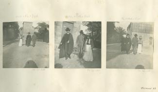 photographie de Maria Van Rysselberghe, André Gide, avec moustache, canne et chapeau, et Théo Van Rysselberghe, marchant dans une rue, août 1903