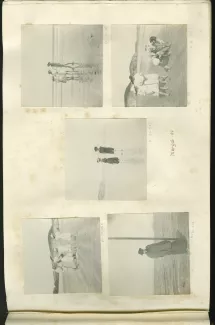 photographie de quatre enfants non identifiés sur la plage, juillet-août 1904