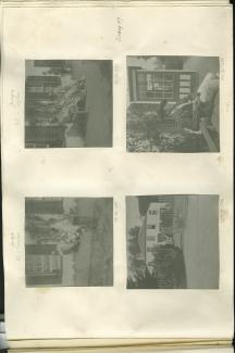 photographie d’André Gide, avec moustache, et Jacques Copeau, tous deux en peignoir, assis sur un banc devant la maison louée par les Copeau à St. Brelade, août-septembre 1907