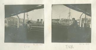 portrait photographique en pied d'Élisabeth Van Rysselberghe, accoudée au bastingage du Sachsen, accosté dans le port de Gênes, novembre 1908