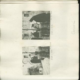 photographie de Maria Van Rysselberghe et Théo Van Rysselberghe, avec leur muletier, devant le sceau de saint Bernardin de Sienne, à l'ermitage des Carceri, sur le mont Subasio, mars 1909