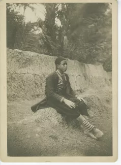 portrait photographique d'Athman Boubackar, assis sur une butte, février-mars 1895