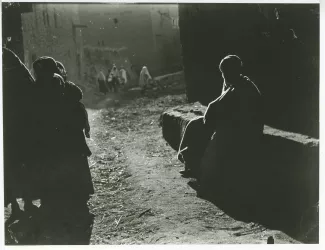 photographie en clair-obscur d'une rue avec quelques personnes