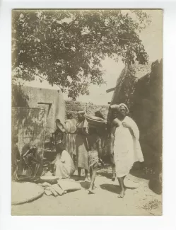 photographie d’un groupe de personnes sur un marché, début mai 1892