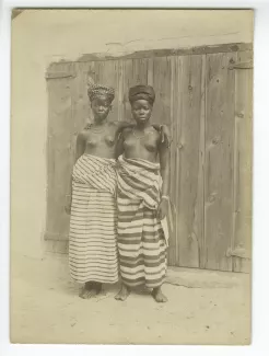 portrait photographique en pied de deux jeunes femmes Agni, janvier 1892