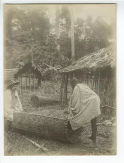 photographie d'un pêcheur autochtone du fleuve Tano (ou Tanoé) réparant une nasse, observé par le capitaine Binger, 12 février 1892