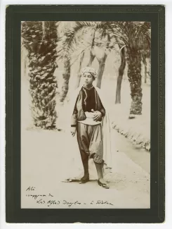 portrait photographique en pied d’Ali, "compagnon de Lord Alfred Douglas", en costume