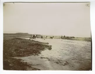 photographie d'un groupe de cavaliers traversant un oued, aux alentours de Biskra, février-mars 1895
