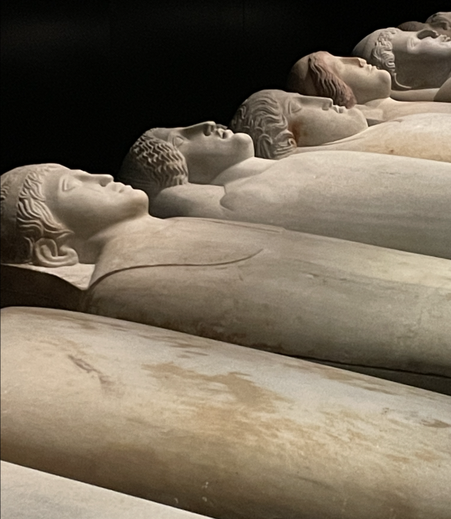 Sarcophages anthropoïdes